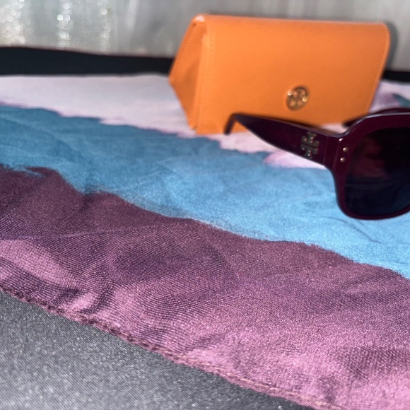 Tory Burch Oval Sunglasses (MSRP $205) - Picture 5 of 6